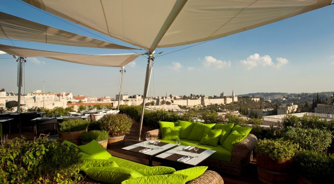 הפטיו במלון ממילא משקיף על חומות העיר ירושלים.