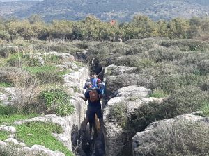 שביל רגליים יחפות בנחל תנינים